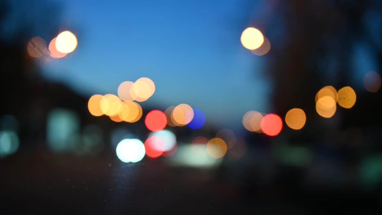 hermoso bokeh reluciente en el fondo oscuro borroso por la noche.