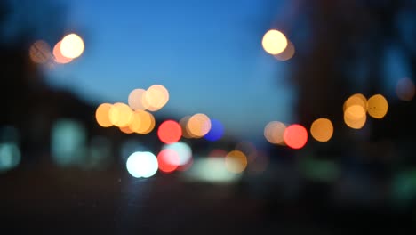 hermoso bokeh reluciente en el fondo oscuro borroso por la noche.