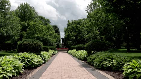 el sagrado corazón de jesús estatua en el campus de la universidad de notre dame en south bend, indiana con un video de toma amplia estable