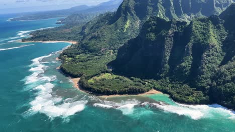 la costa de napali en el agua azul de kauai