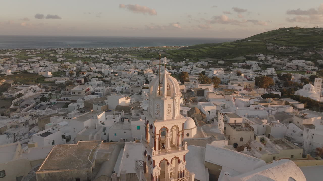 해가 지고 있는 그리스 마을 의 공중 사진