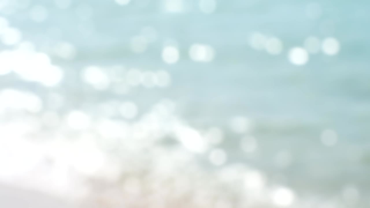 바다 모래 하늘과 여름 날 배경은 bokeh 반임으로 흐릿합니다.