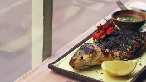 gegrillter fisch, tomaten und dressing, pfanne