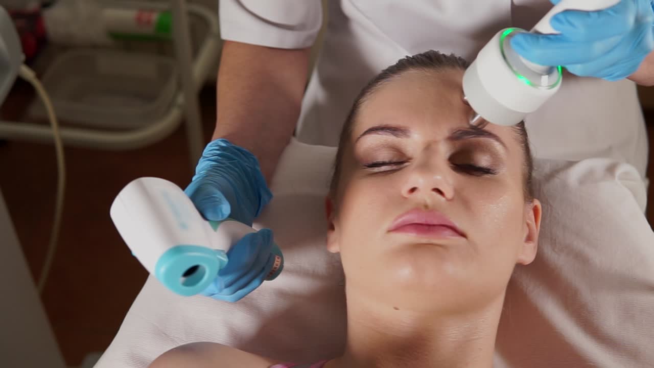mujer recibiendo un tratamiento facial