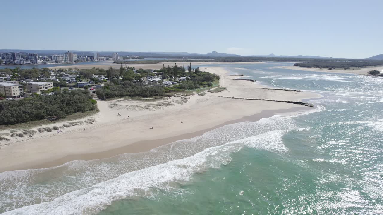 playa de arena de maroochydore con olas salpicando en verano