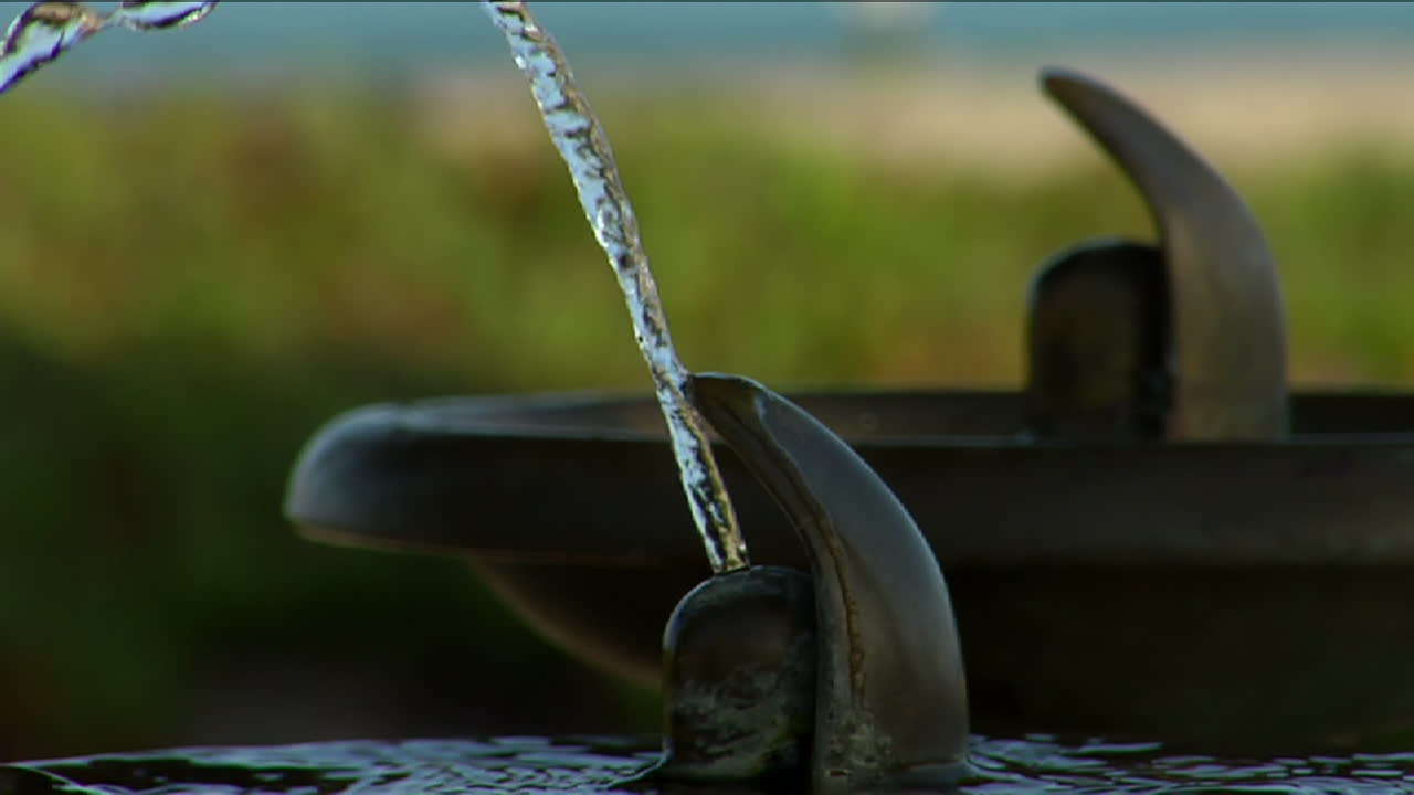 las fuentes de agua emiten chorros de agua alternativamente