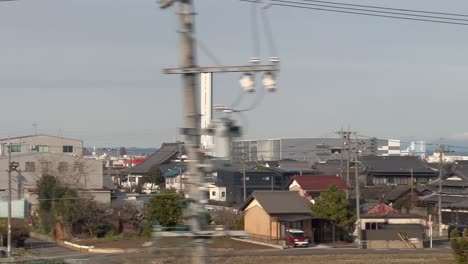 el paisaje del centro de la ciudad visto desde el tren bala entre kioto y tokio en japón