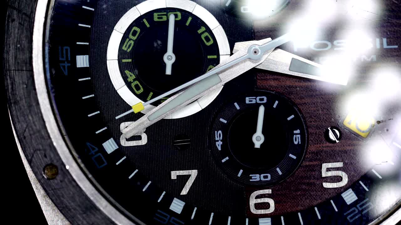 el disparo macro dentro del reloj de muñeca con la manilla de segundo