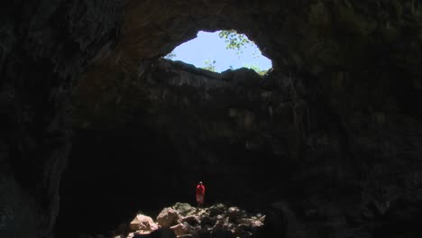 espectacular inclinación hacia abajo de un guerrero masai de pie en una cueva en kenia
