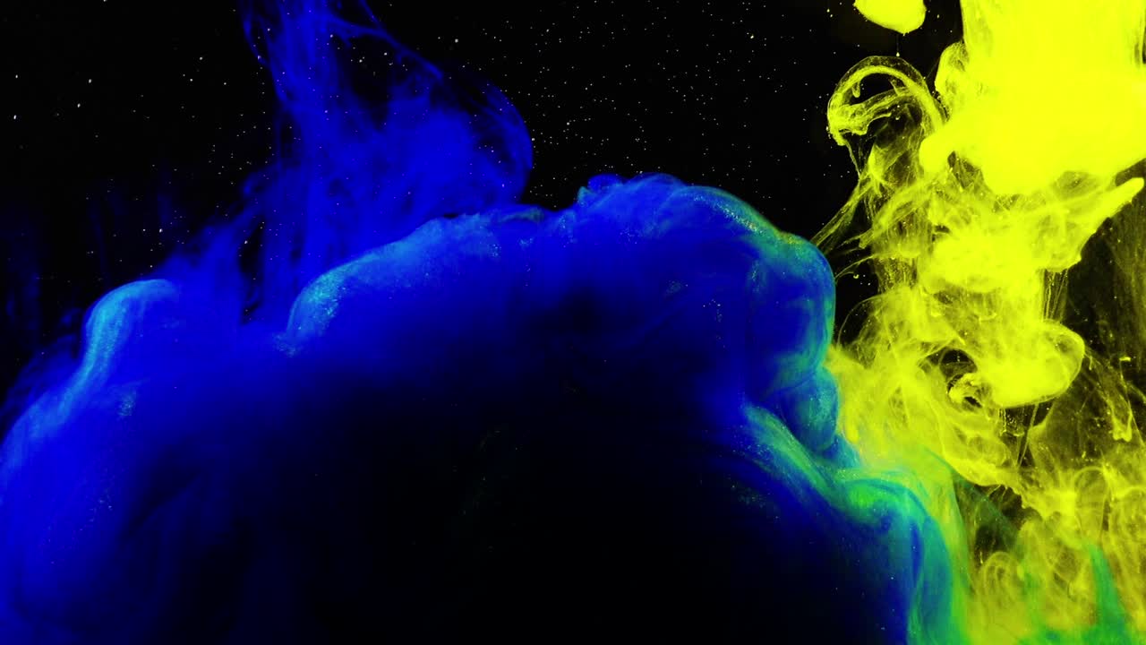 Forme astratte. Riprese su sfondo nero. Mescolanza di colori