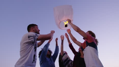 amigos liberando linternas del cielo en