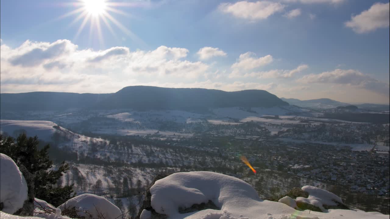 потрясающий таймлапс с отражением солнечного света, облаков и пейзажа зимней страны чудес с горами зимой в швабии, германия