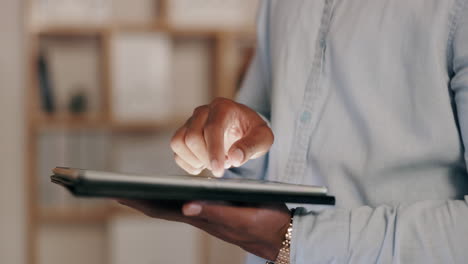 negocios nocturnos, hombre y manos en la tableta
