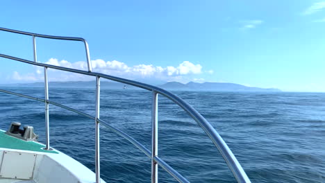 ship shakes at high waves