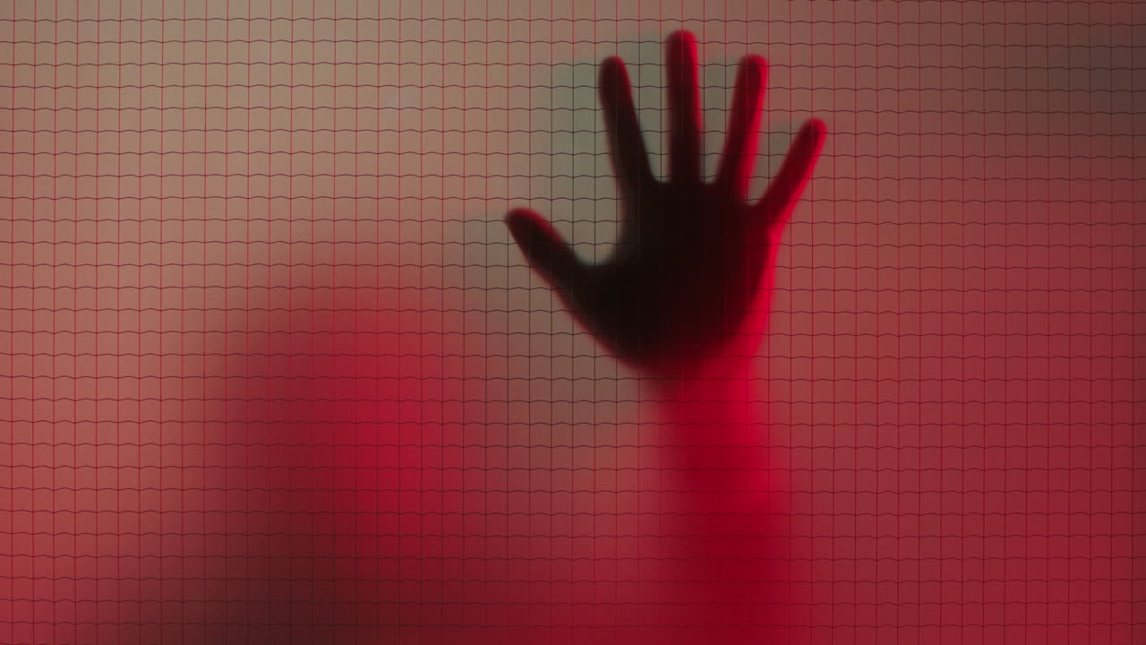 hombre atrapado golpeando la ventana pidiendo ayuda víctima tratando de escapar con la luz roja