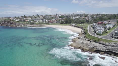 Meereswellen-Schlagen-Im-Sommer-In-New-South-Wales,-Australien,-Auf-Die-Felsige-Küste-In-Der-Nähe-Von-Bronte-Beach