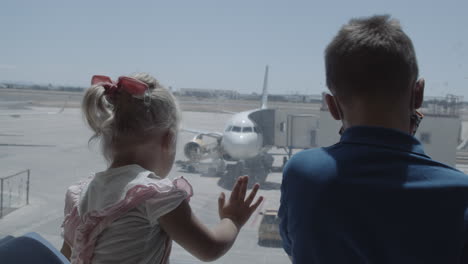 mirando a través de una ventana del aeropuerto