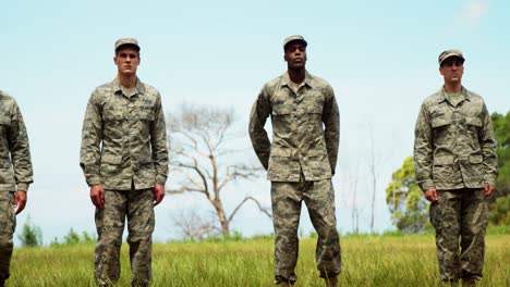 grupo de soldados militares de pie en la línea 4k