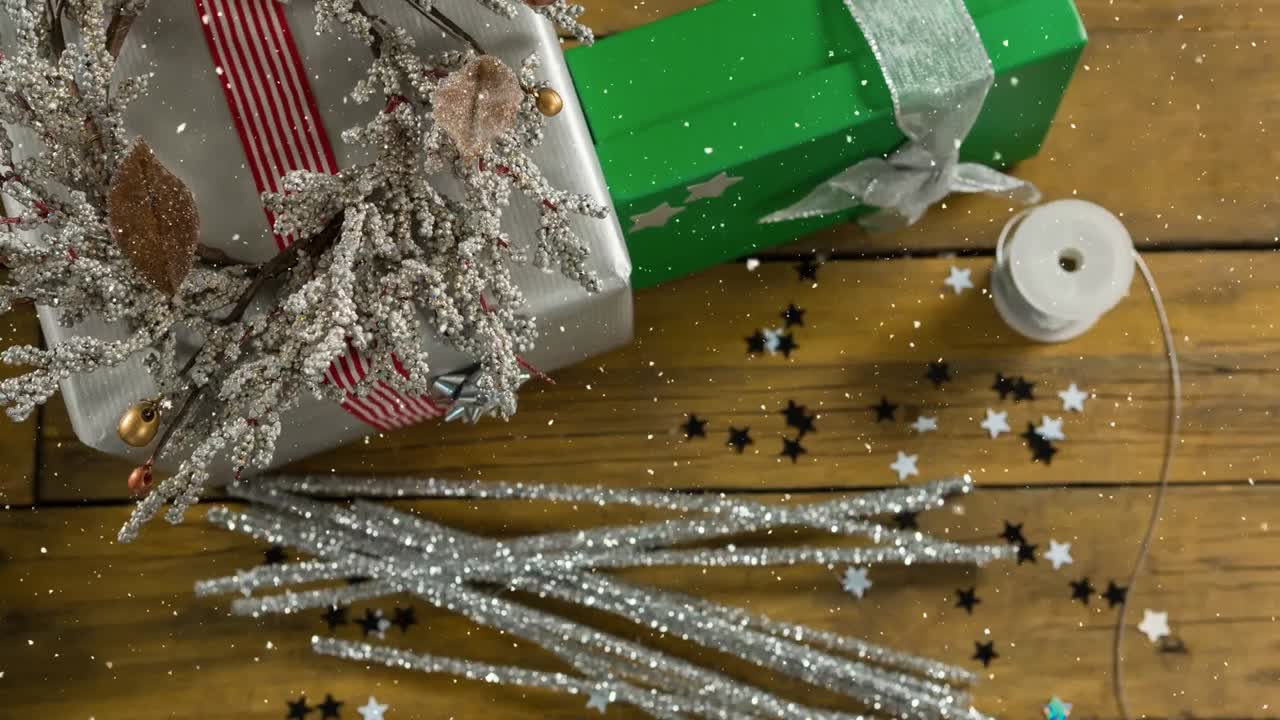 크리스마스 장식과 함께 내리는 눈