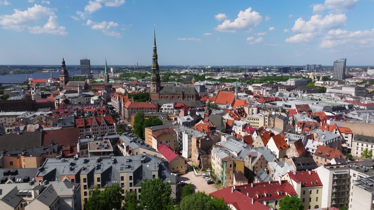 vista aérea a vista de pájaros sobre la ciudad vieja de riga, letonia
