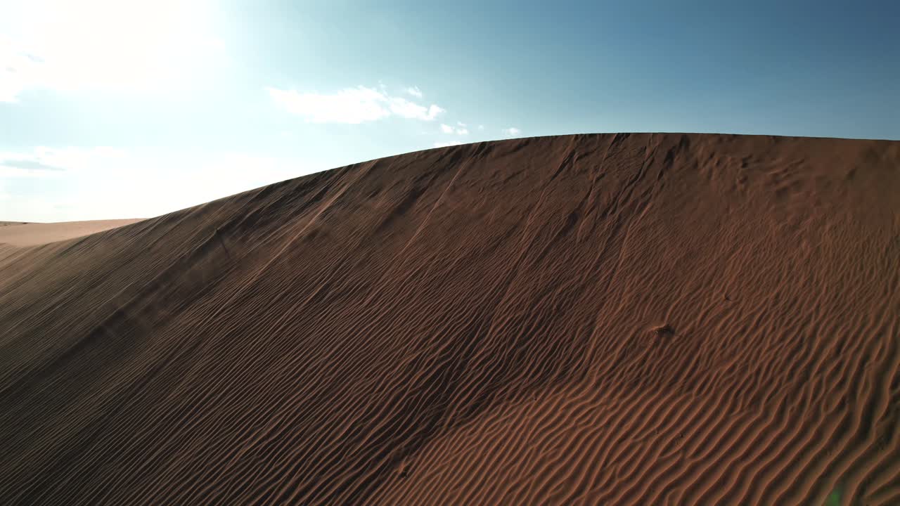 Ripresa aerea cinematografica di una duna di sabbia nel deserto del Gobi in Mongolia
