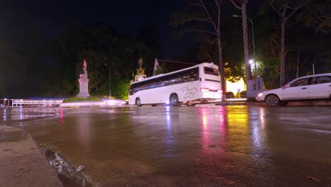 lapso de tiempo de un tráfico en una concurrida encrucijada en la noche