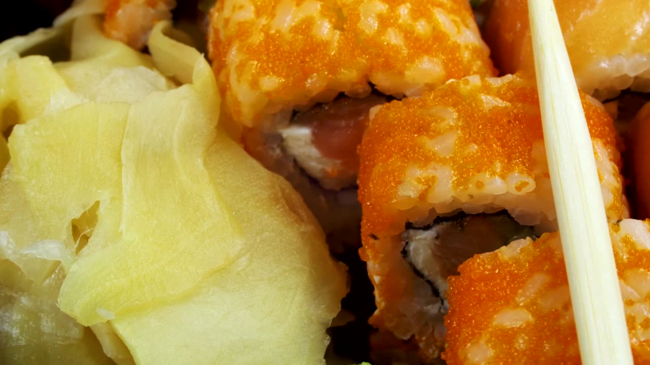 가락으로 만든 일본 수시 롤이 회전합니다.