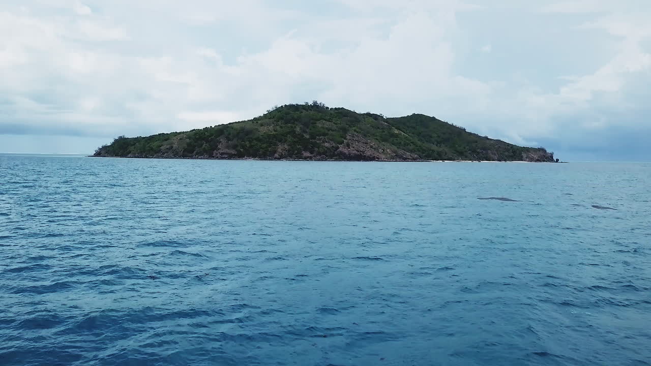 피지 드론은 castaway 섬에서 잃어 버렸습니다 윌슨 휴가 서핑 낙원 나디 리조트 건조한 계절 산호초 수영 깊은 파란 풍경  ⁇ 빛 아름다운 휴식 공중 영화 앞으로 팬 업 움직임