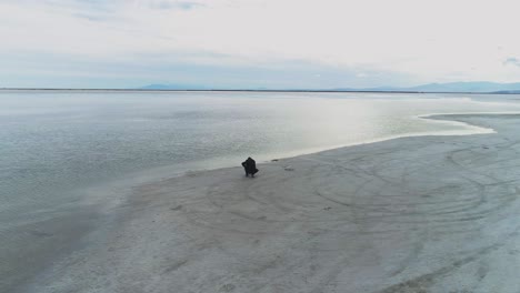 Wunderschöne-Aufnahmen-Von-Einem-Mann-Auf-Einem-Salzsee-In-Utah