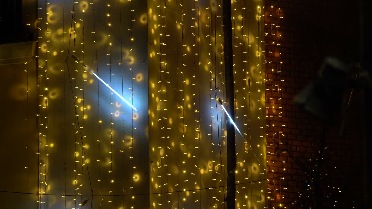 luces intermitentes decorativas en el fondo de la pared del edificio, espacio de copia de manchas amarillas y de neón