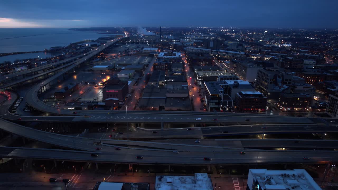 aerial cinematográfica del centro de milwaukee, wisconsin, estados unidos por la noche hacia el amanecer