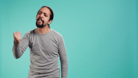 hombre sacudiendo el puño con emoción mientras anima a su equipo deportivo favorito