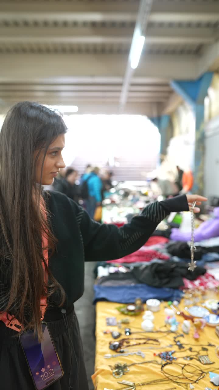 mujer navegando por un mercado de pulgas