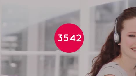 animación de números cambiantes sobre una mujer con auriculares de teléfono