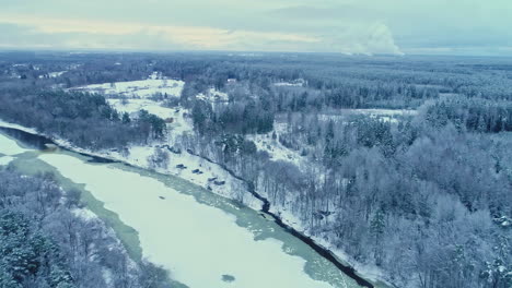 Vista-Aérea-Sobre-El-Río-Y-El-Bosque-En-Invierno