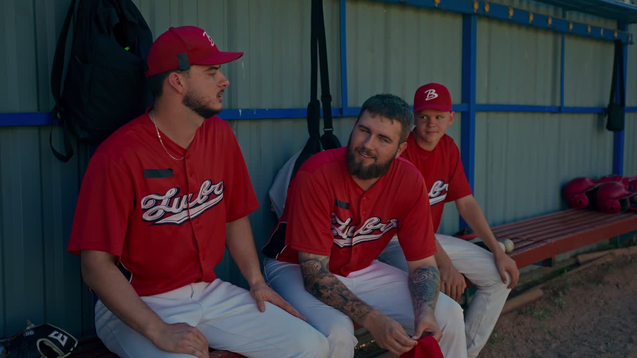 Squadra di baseball seduta su una panchina