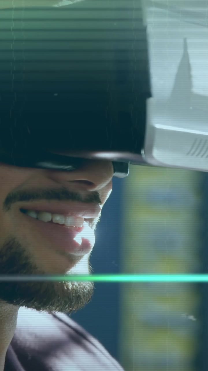 Animação de rastros de luz verde brilhante sobre homem usando headset VR