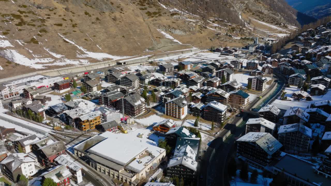 아침 에 제르마트 계곡 과 매터호른 봉우리 의 공중 풍경