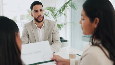 gente de negocios, documento y un equipo hablando