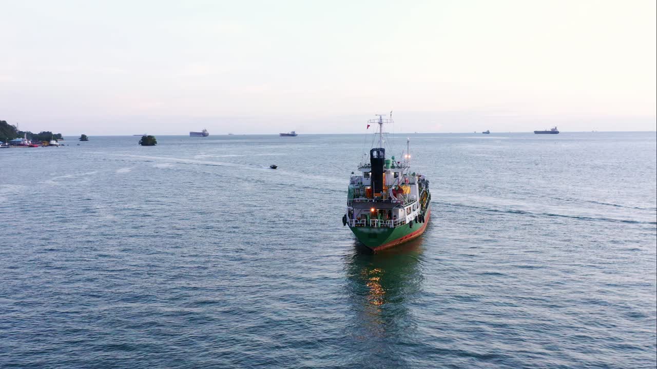 un enorme petrolero navegando cerca del puerto de balikpapan en kalimantan, indonesia