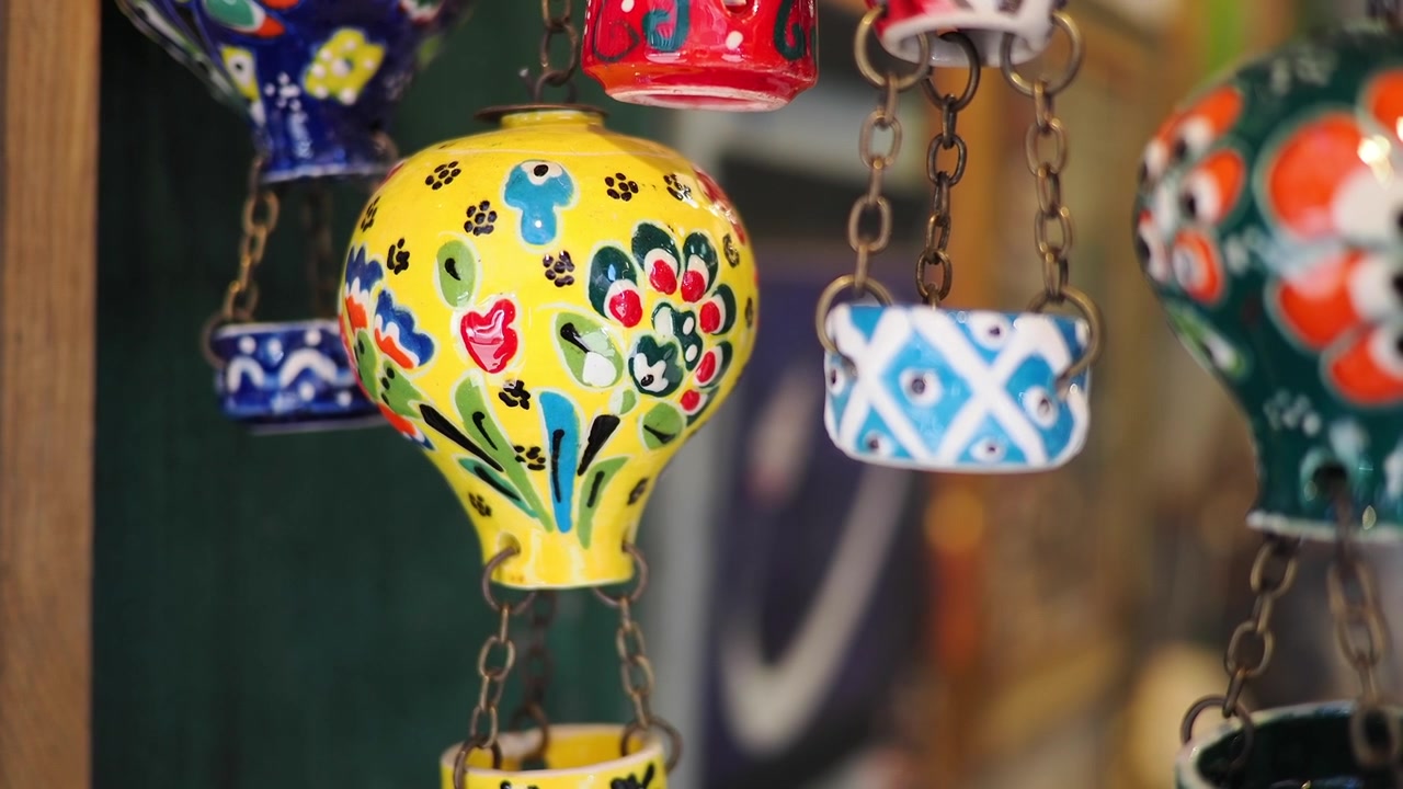 Ornamenti colorati in ceramica a forma di mongolfiera appesi in un negozio
