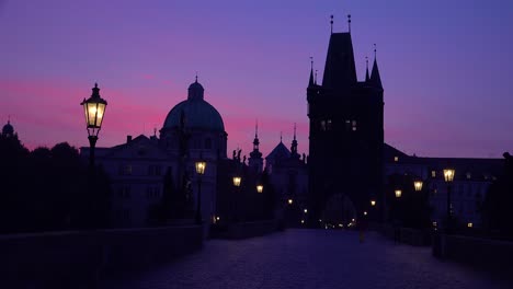 Luz-Clásica-Del-Amanecer-De-La-Mañana-En-El-Puente-De-Carlos-En-Praga,-República-Checa-1