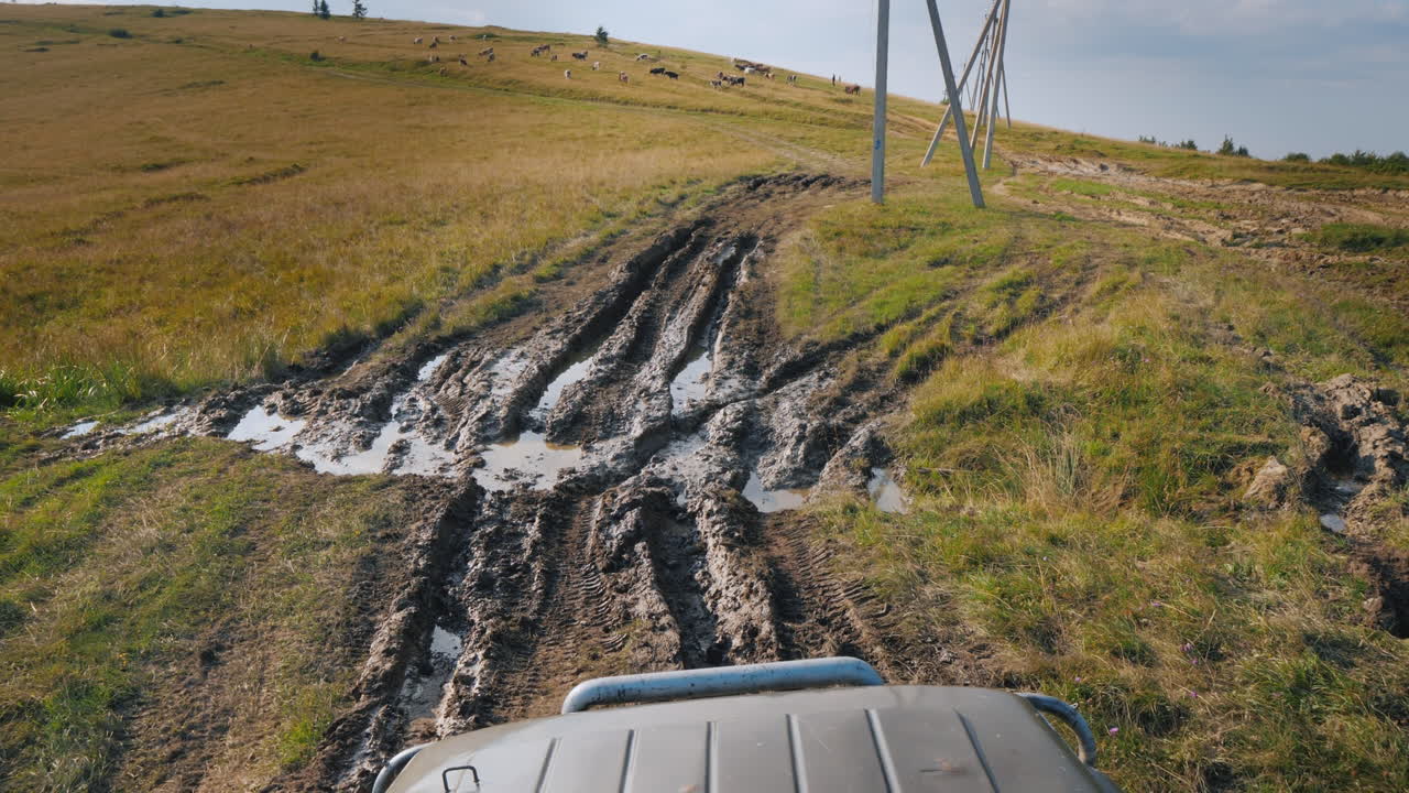 conduciendo por un camino de tierra extremadamente malo con charcos paseos en todoterreno en el campo