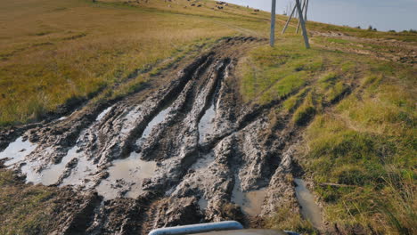 conduciendo por un camino de tierra extremadamente malo con charcos paseos en todoterreno en el campo