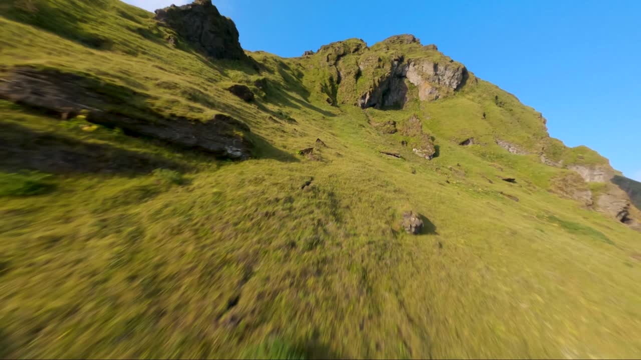fpv drone sube a la cima de una montaña en vik, islandia