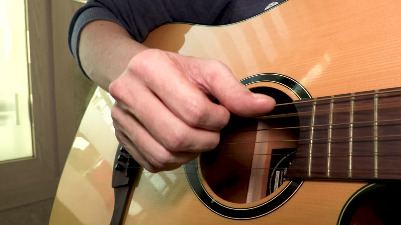 tocando una guitarra