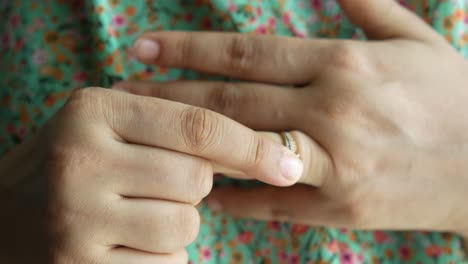 mujer que se pone o se quita el anillo