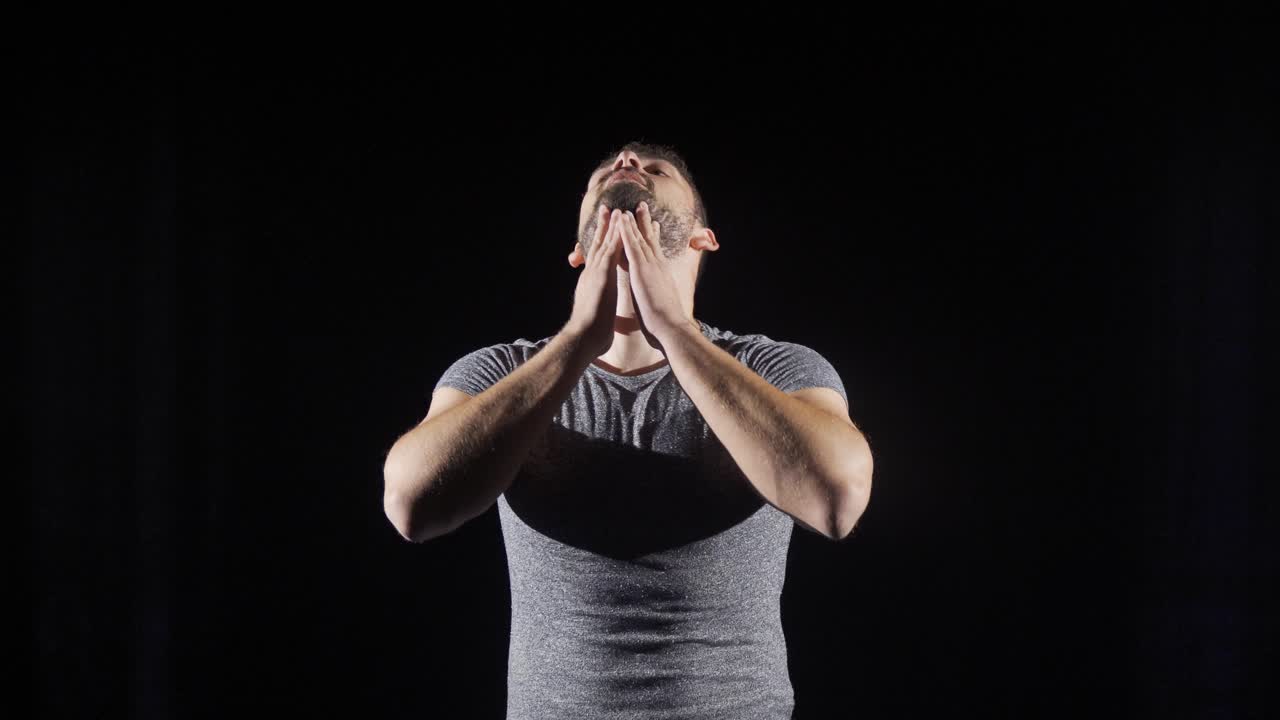 따뜻한 움직임. 젊은 선수가 따뜻한 운동을 하고 있습니다.