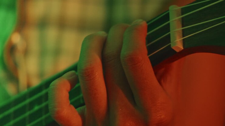 Primo piano di mani che suonano l'ukulele