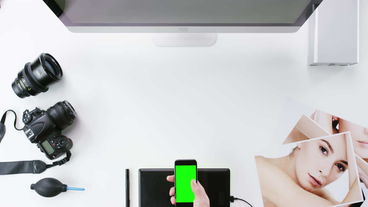 vista superior fotógrafo diseñador gráfico manos trabajando en el escritorio desde arriba - dragón épico rojo